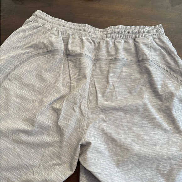 Men’s Lulu Lemon 7 Inch Pace Breaker Shorts - Picture 2 of 3